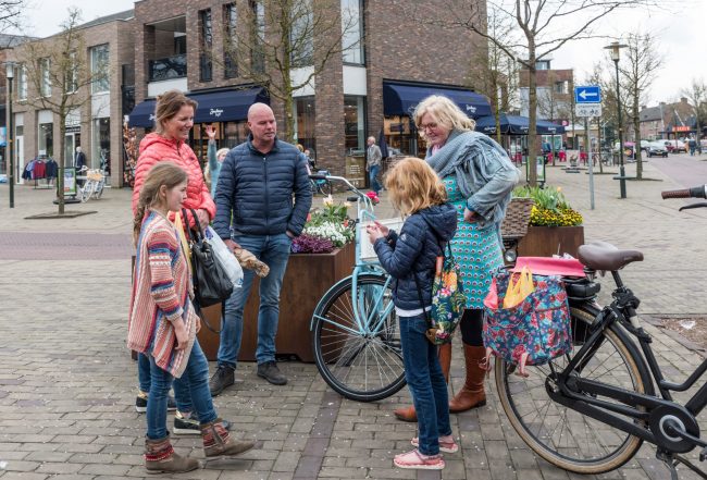 Kletsend_publiek_Marktplein_Twello Marketingplan Twello