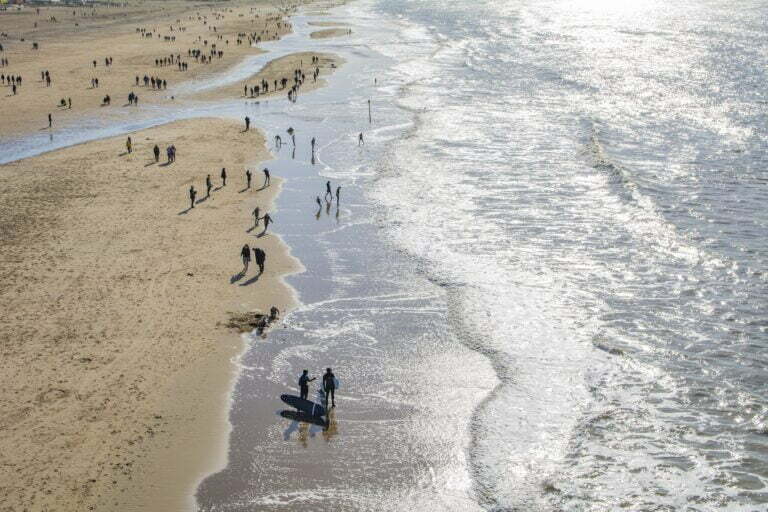 kust_strand_luchtfoto_mensen_ValdasMiskinis_PixaBay